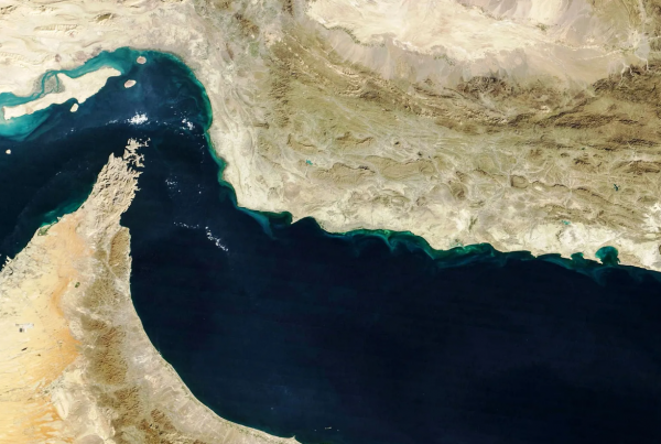 البرلمان الإيراني يوافق على إغلاق مضيق هرمز