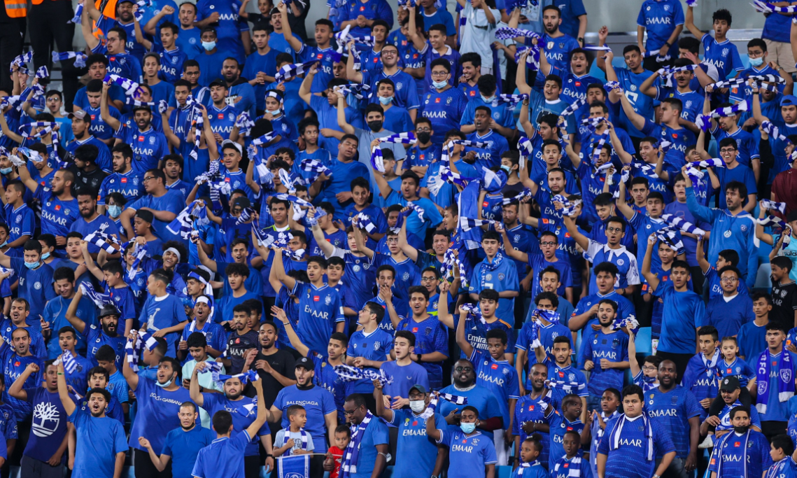 جمهور الهلال السعودي يوقف التشجيع احترامًا لصلاة التهجد