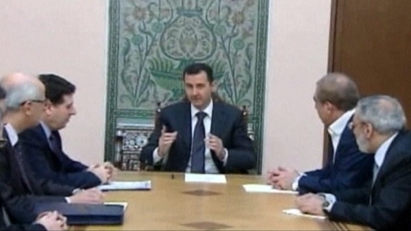 الأسد يقود لجنة وزارية في غرفة بلا نوافذ