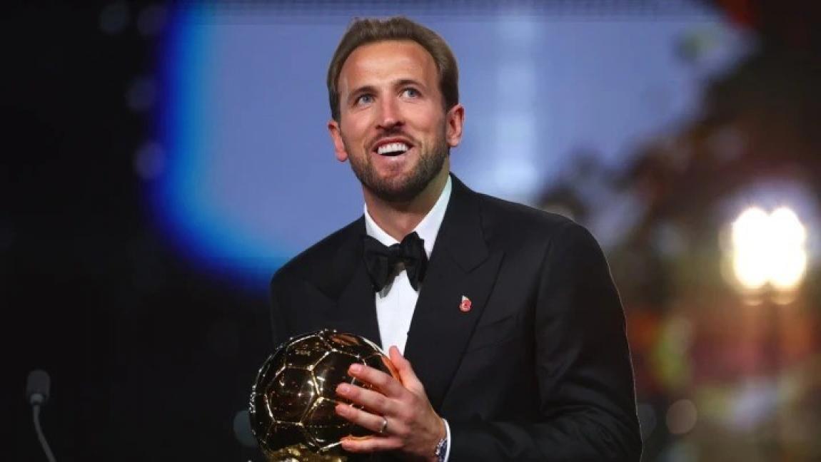 هاري كين يجمع بين الكرة الذهبية وجائزة أفضل مهاجم في العالم لعام 2026