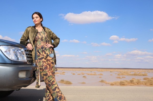 بالصور ..  الفنانة دومينيك حوراني في صحراء البادية الاردنية