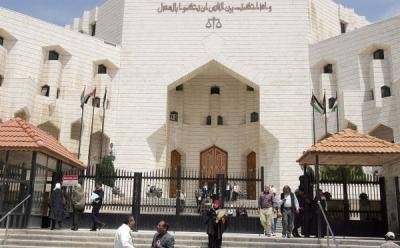 الحبس سنة وغرامة 3 آلاف دينار وتعويض 9 آلاف لتهديد فتاة بنشر صورها الخاصة