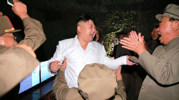 صور هستيرية لفرحة دكتاتور كوريا بإطلاق صاروخ بالستي