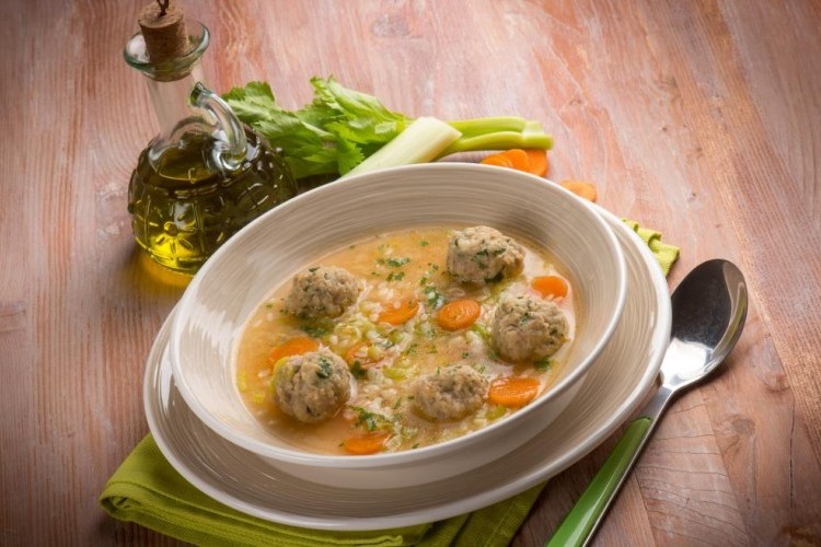 من أطباق الشوربات المشهورة في المطبخ الأمريكي ..  إليكِ شوربة الأرز مع كرات اللحم