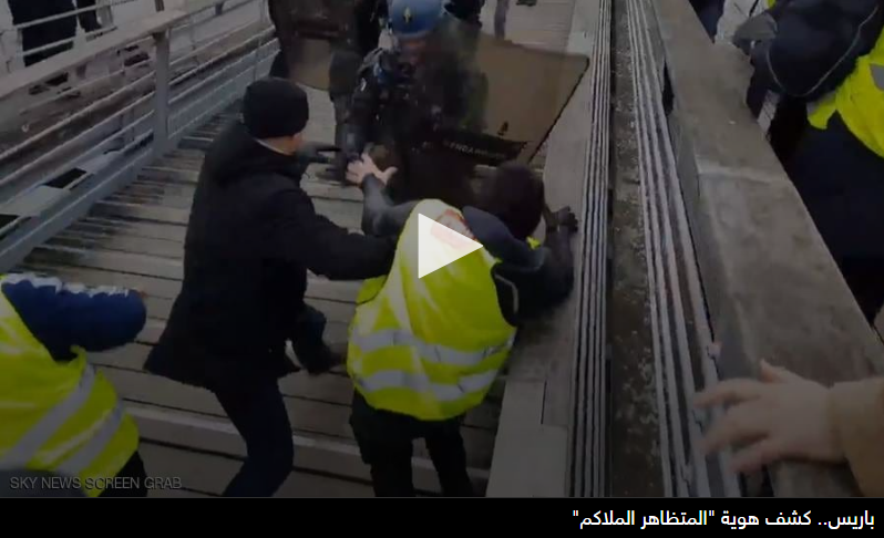 بالفيديو ..  بعد العلقة الساخنة للشرطة ..  فرنسا تكشف هوية المتظاهر الملاكم