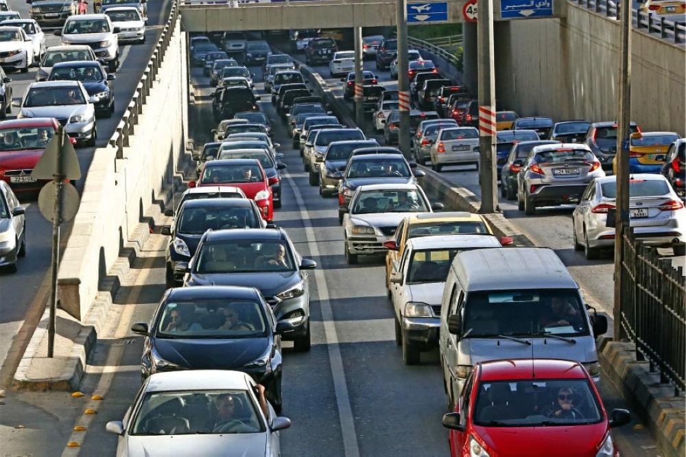 حادث سير يتسبب بتباطؤ مروري في شارع الاستقلال باتجاه الداخلية