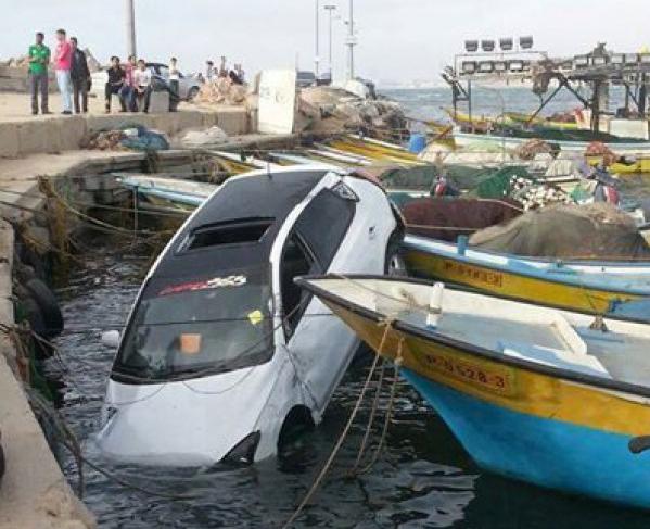 بالفيديو والصور .. سقوط سيارة حديثة في ميناء غزة