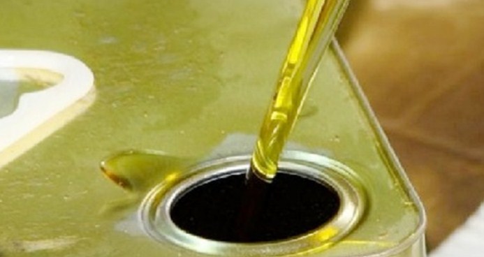 بدء استقبال طلبات استيراد زيت الزيتون الأحد لسد العجز في السوق المحلية