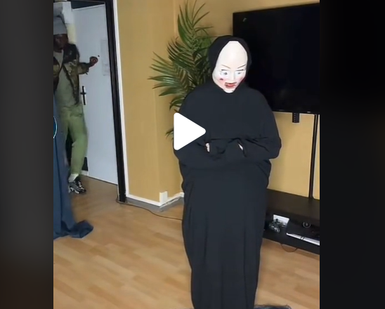 فيديو مضحك لسيدة ترتدي قناع مخيف لترعب زوجها ولكن ماذا حصل ؟