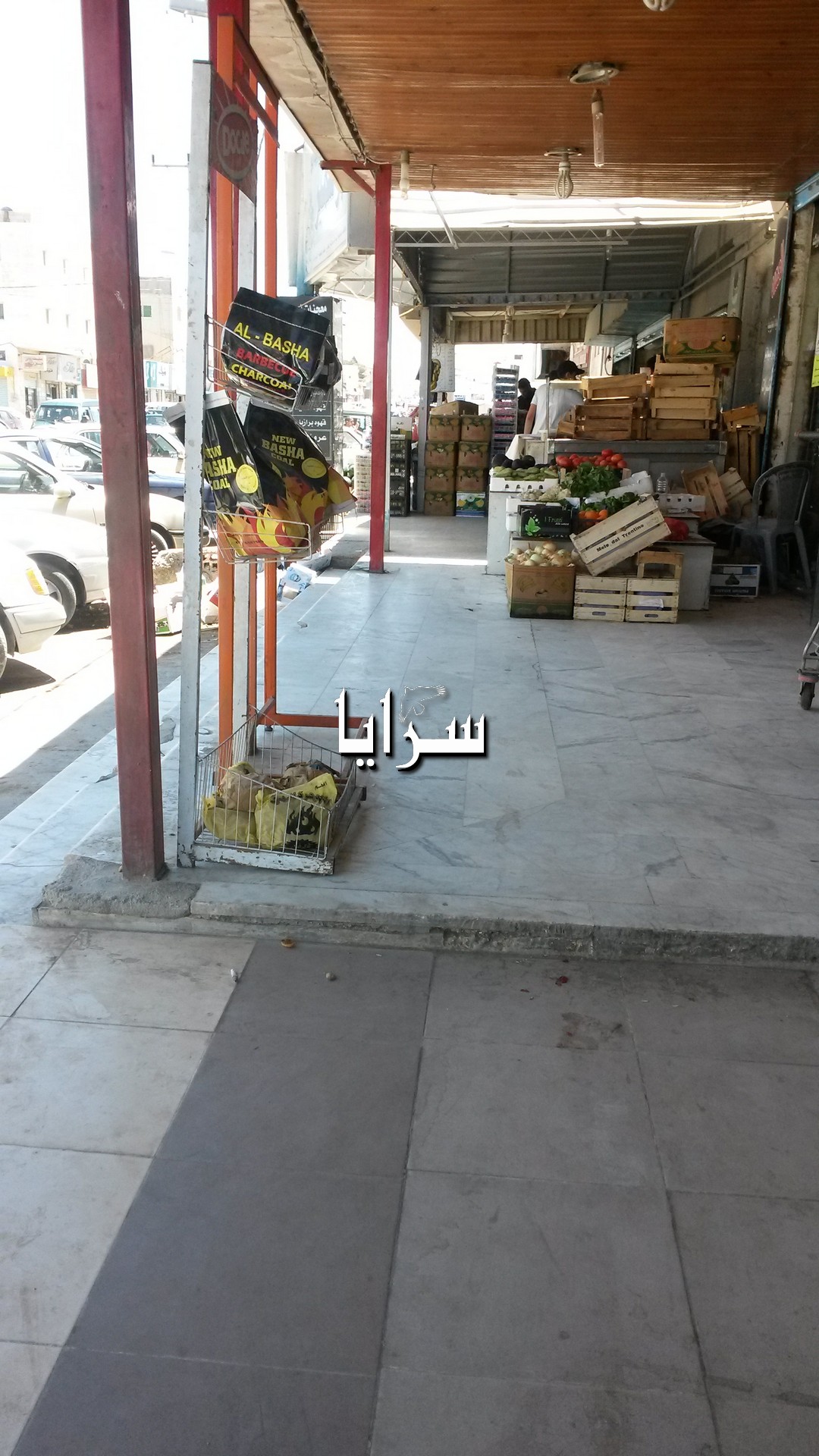 بالصور  ..  مؤته : الاسواق التجارية تحتل ممرات المشاه 