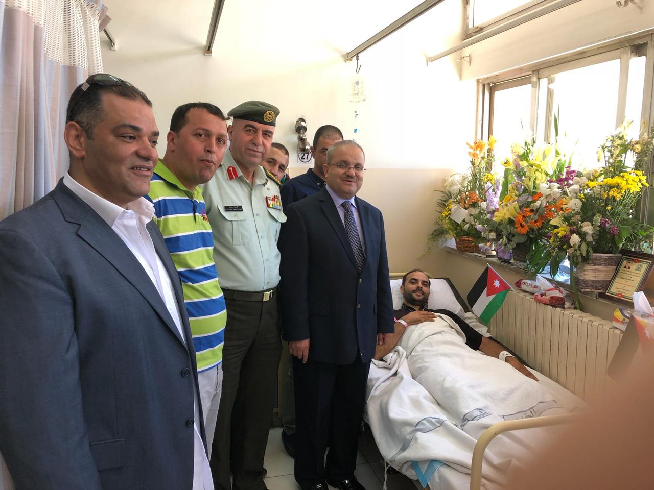 بالصور  ..  وفد من ابناء عشيرة العبيدات يزورون مصابي العملية الارهابية 