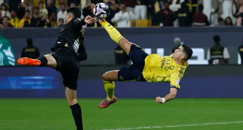 "من كوكب آخر" ..  رونالدو يذهل العالم بمقصيته مع النصر السعودي