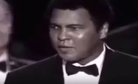 بالفيديو ..  أكثر مقطع مؤثر لمحمد علي كلاي في حياته عندما حاول المذيع أن يهينه فرد بجواب يبكي الصخر