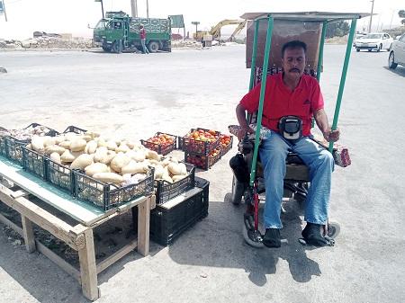 أربعيني من ذوي الإعاقة يواجه الحياة بالعطاء