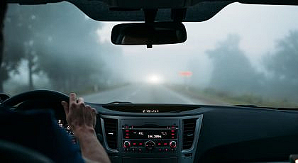 كيف تقود بأمان وسط الضباب؟ نصائح ذهبية لتجنّب حوادث السير