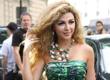 بالصور  ..  ميريام فارس قطة قطبية في شوارع موسكو