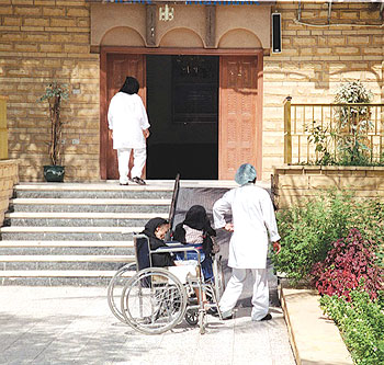 وضع الوالدين في دور المسنين "حرام"