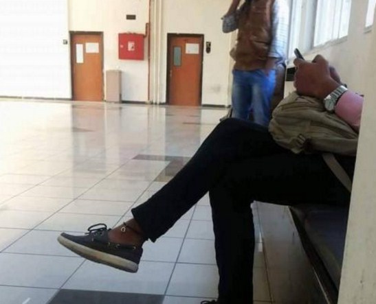 شاب يلبس " خلخالاً "في قدمه بأحدى الجامعات الاردنية يثير الغضب بمواقع التواصل  ..  صورة