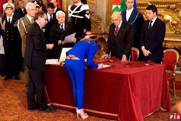 صورة .. وزيرة ايطالية تثير ضجة كبيرة بسبب صورة فاضحة   