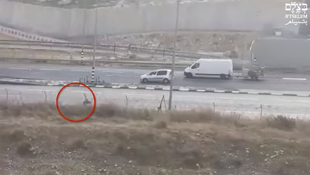 بالفيديو ..  لحظة اطلاق قوات الاحتلال النار على شاب فلسطيني واغتياله وهو أعزل داخل سيارته "دون مبرر"