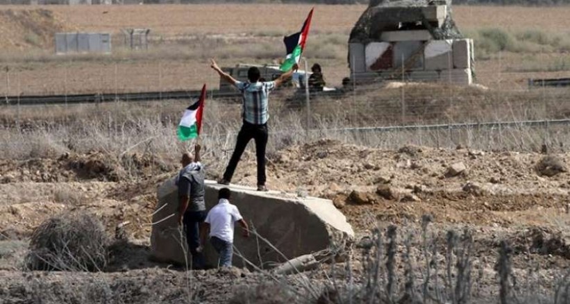 شبان يرفعون علم فلسطين علي الشريط الحدودي شرقي بلدة خزاعة