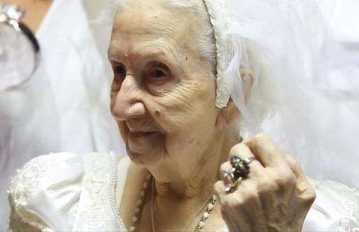 مسنة تتزوج بعمر الـ100 عام للمرة الثالثة