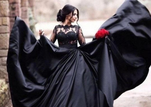 بالفيديو  ..  سيدة سعودية تتحدى زوجها أثناء حفل زفافها بفستان أسود