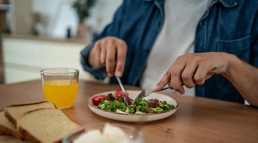 كيف تتناول المزيد من الألياف دون الشعور بالانتفاخ؟ 