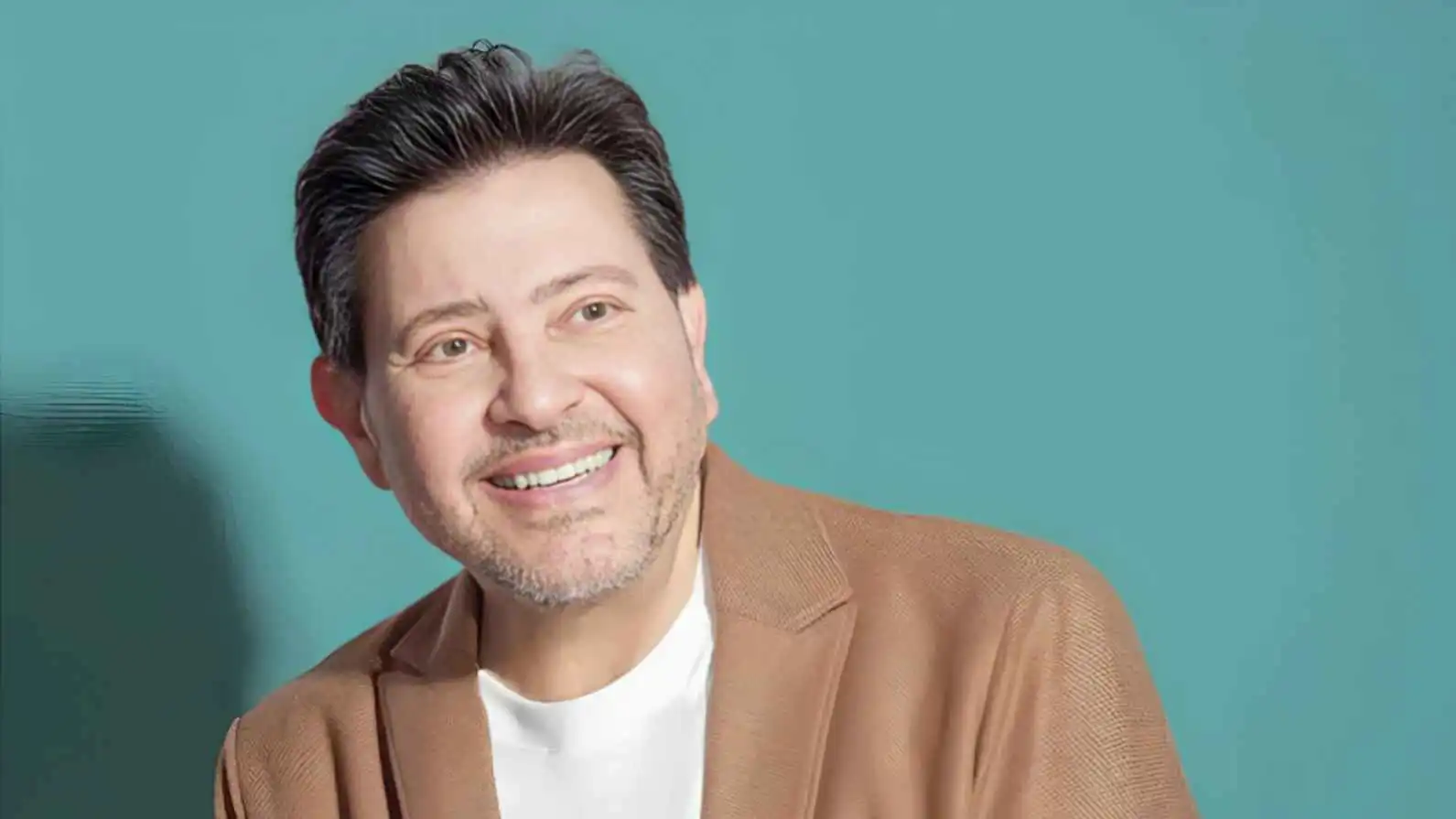 "وضعه مستقر" ..  هاني شاكر يستكمل علاجه في فرنسا خلال أيام 