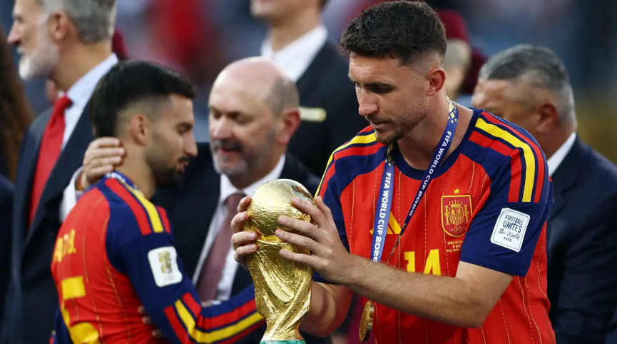 لا يريد مشاكل ..  برشلونة يحسم موقفه من التعاقد مع إيمريك لابورت