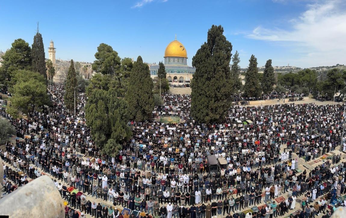 عشرات الآلاف يؤدون صلاة الجمعة في المسجد الأقصى