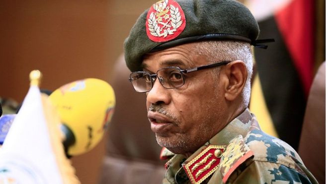 من هو الفريق عوض بن عوف رئيس "المجلس العسكري الانتقالي" في السودان؟