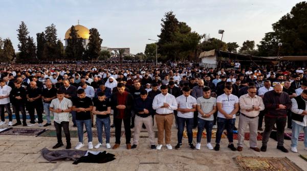 عشرات الآلاف يؤدون صلاة الجمعة في الأقصى