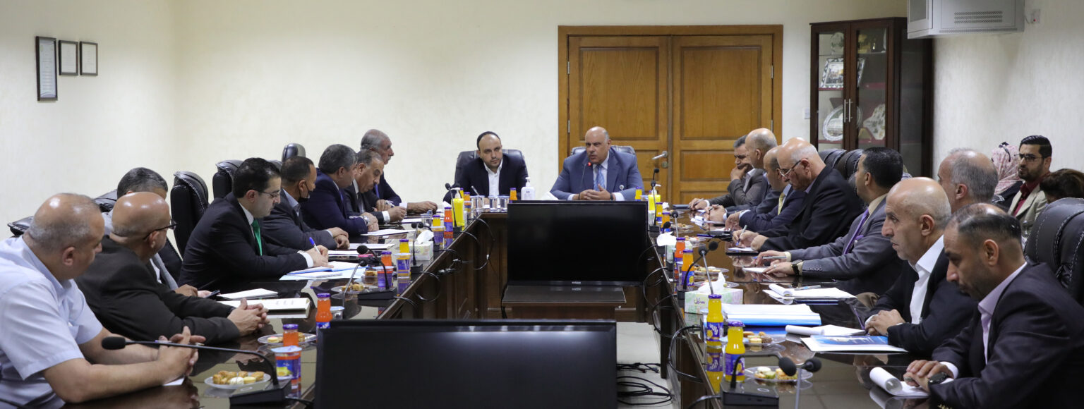 الخدمة المدنية: الجهاز الحكومي فتي ومؤهل علميا