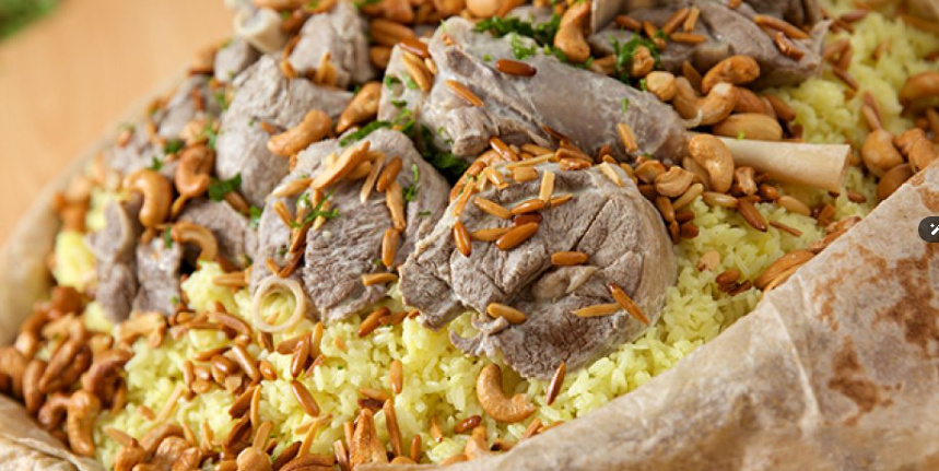 تناولا المنسف وانتهت السهرة بفاتورة 1750 دينارا ..  سائح إيطالي يلجأ للقضاء الأردني