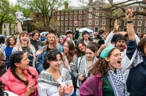 الحركة الطلابية في الجامعات الأمريكية تنتصر  ..  ووعد من إحدى الجامعات بإعادة النظر في العلاقة مع "إسرائيل"
