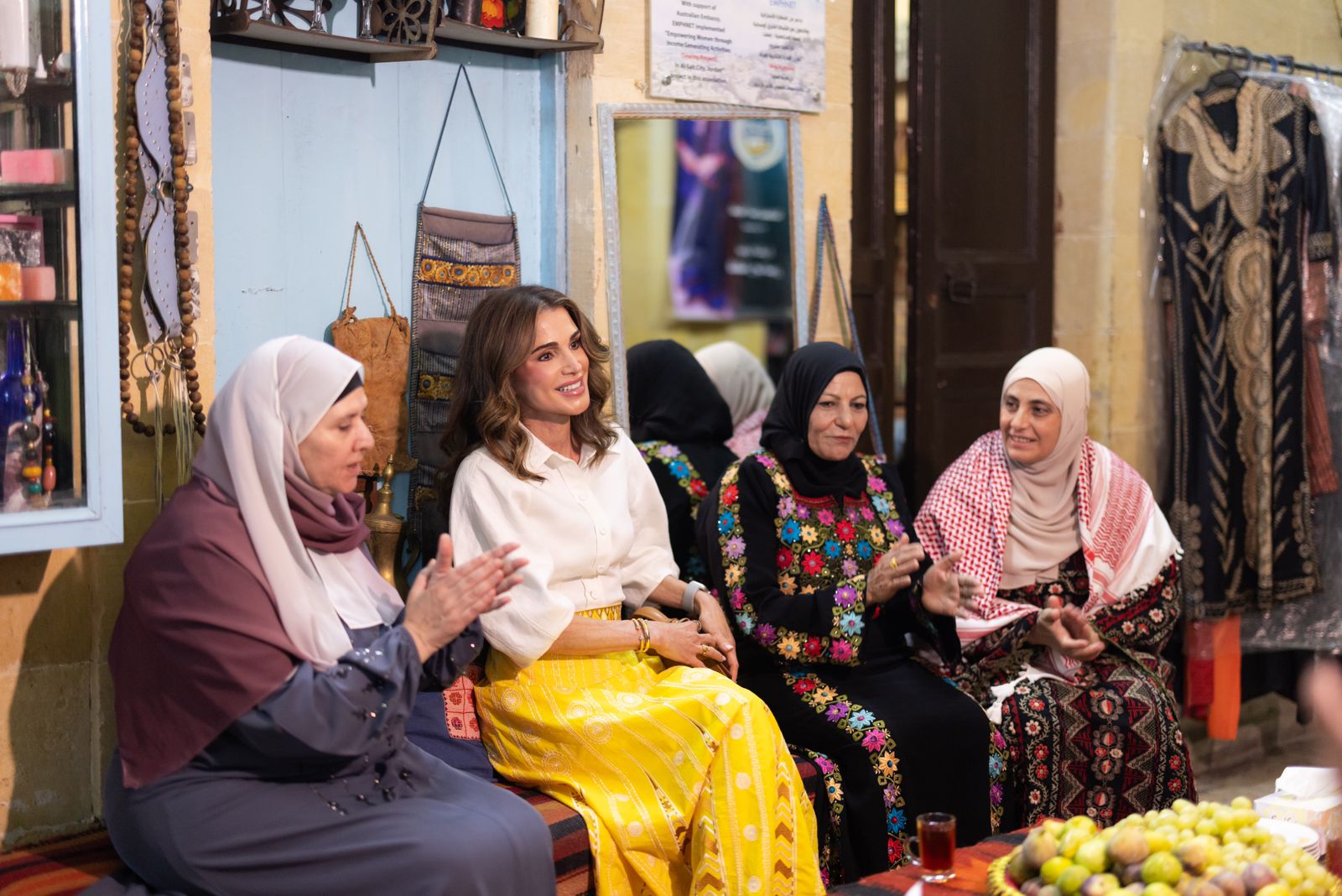 الملكة رانيا العبدالله تزور السلط وتتجول في ساحة العين