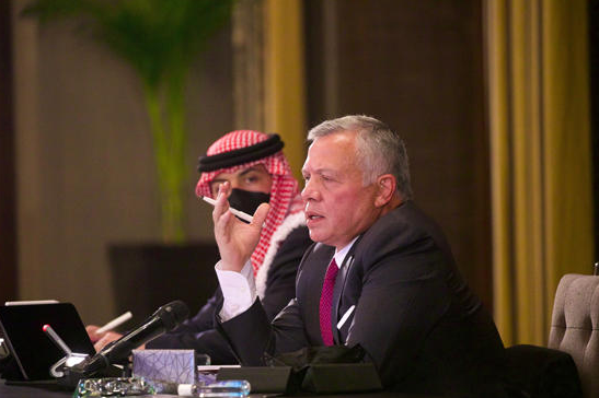 الملك: علينا إعطاء أولوية التطعيم لفئات مثل المعلمين "ليتمكن أبناؤنا من العودة لمدارسهم"