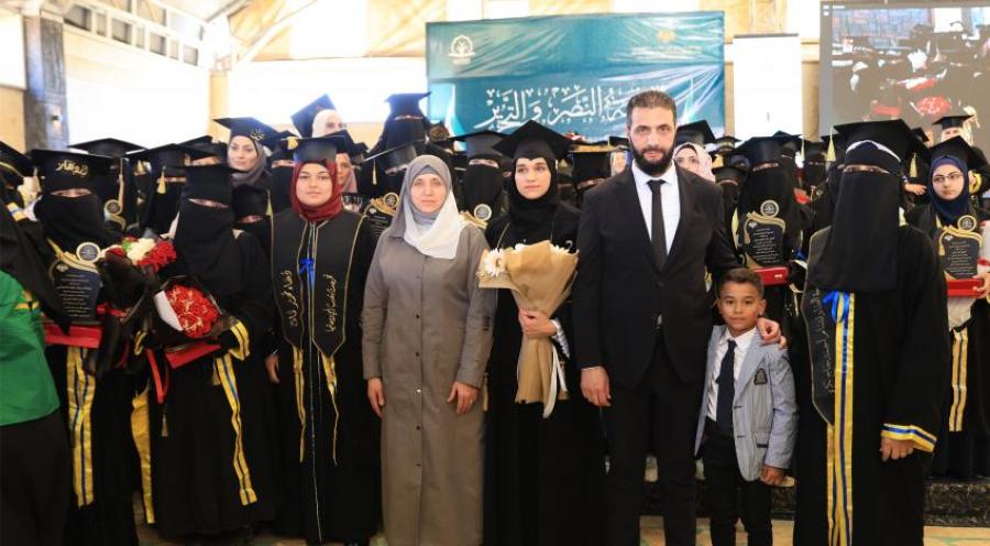 بالصور  ..  الشرع يرعى تخريج عقيلته اللطيفة