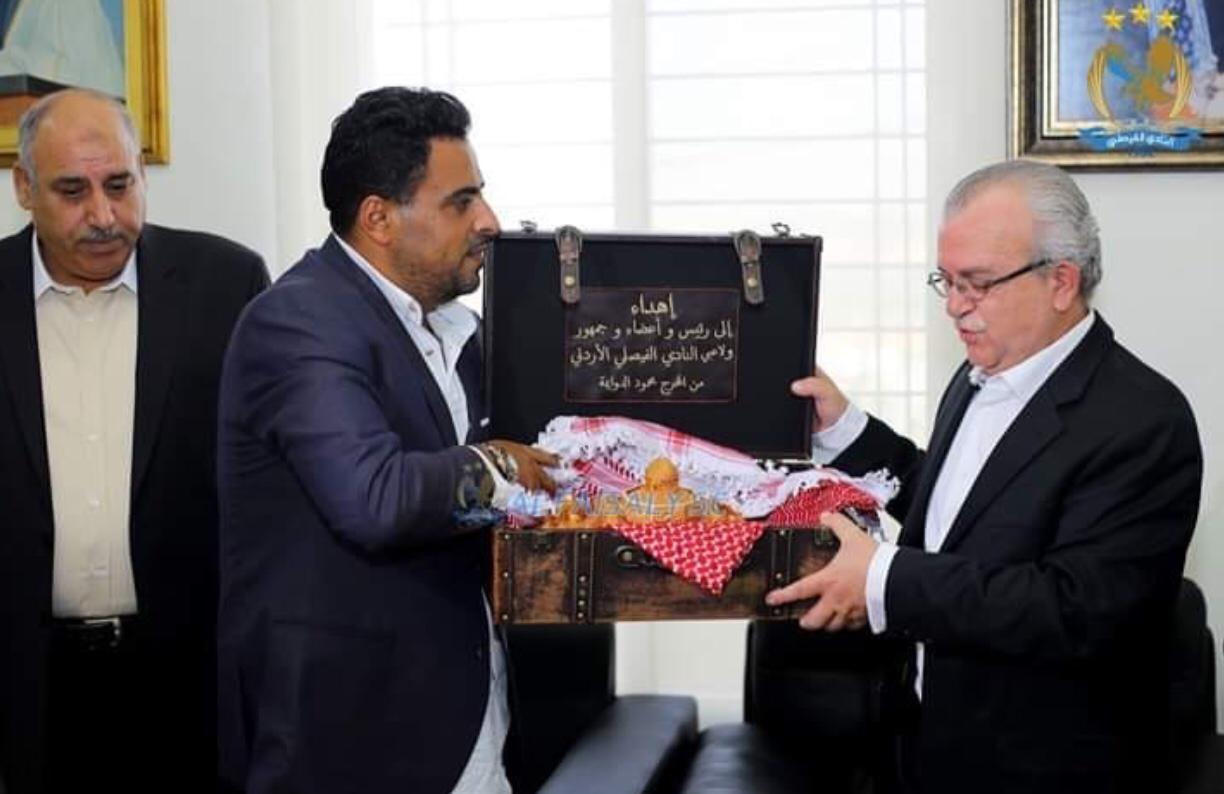 بالصور  ..  جاهة اعتذار  للفيصلي  بعد  إساءة الفنان عماد فراجين للنادي بمسلسل "وطن على وتر "