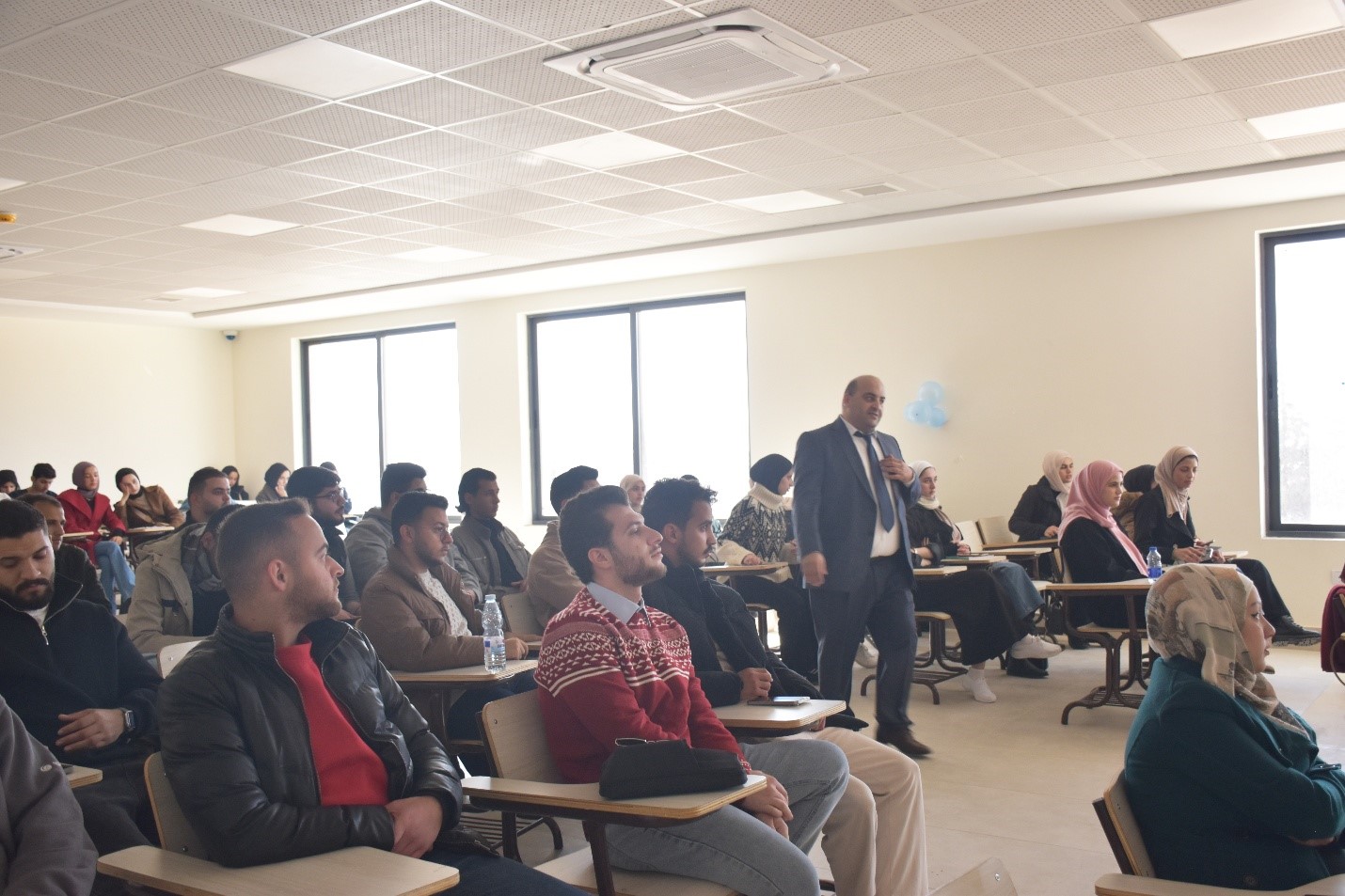 كلية التمريض في جامعة الزيتونة تنظّم محاضرة علمية حول أدوات الذكاء الاصطناعي في التمريض