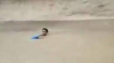 بالفيديو: مذيع باكستاني يبث تقريره وسط مياه الفيضانات