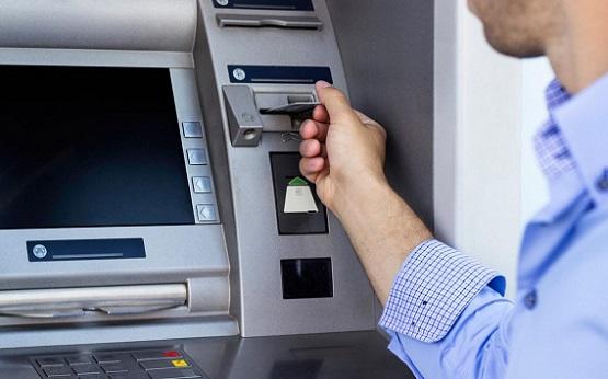 البنوك تبدأ تزويد صرافاتها الآلية بالنقود  ..  تفاصيل