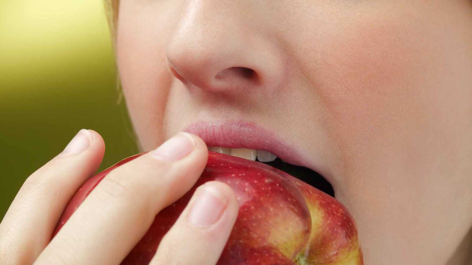 تناول التفاح يوميا يُسهم بالوقاية من أمراض القلب 