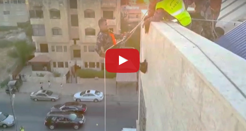 بالفيديو  ..  لحظة قيام الدفاع المدني بإنقاذ طفل علق داخل شقة في عمان