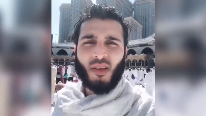 بالفيديو  ..  ناشط سعودي يؤدي مناسك العمر عن الشيخ اسيد اللوزي 