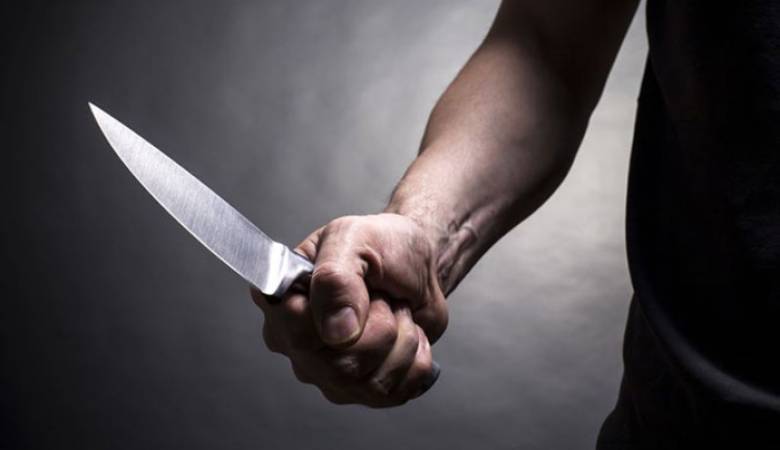 مصر  ..  مدمن أربعيني يطعن والدته في أحد شوارع منطقة الهرم 