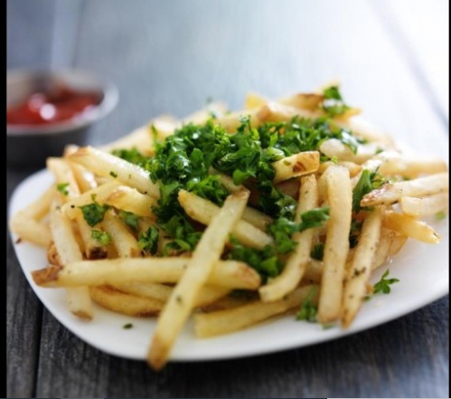 طريقة عمل البطاطس المقلية بالثوم والبقدونس