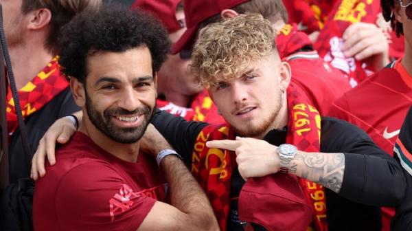 محمد صلاح يظهر مبتسما في احتفالات ليفربول بإنجازات الموسم