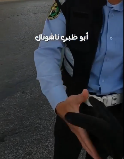 شاهد تعامل أحد مرتبات إدارة السير مع سائق دراجة يثير إعجاب رواد منصات التواصل الإجتماعي